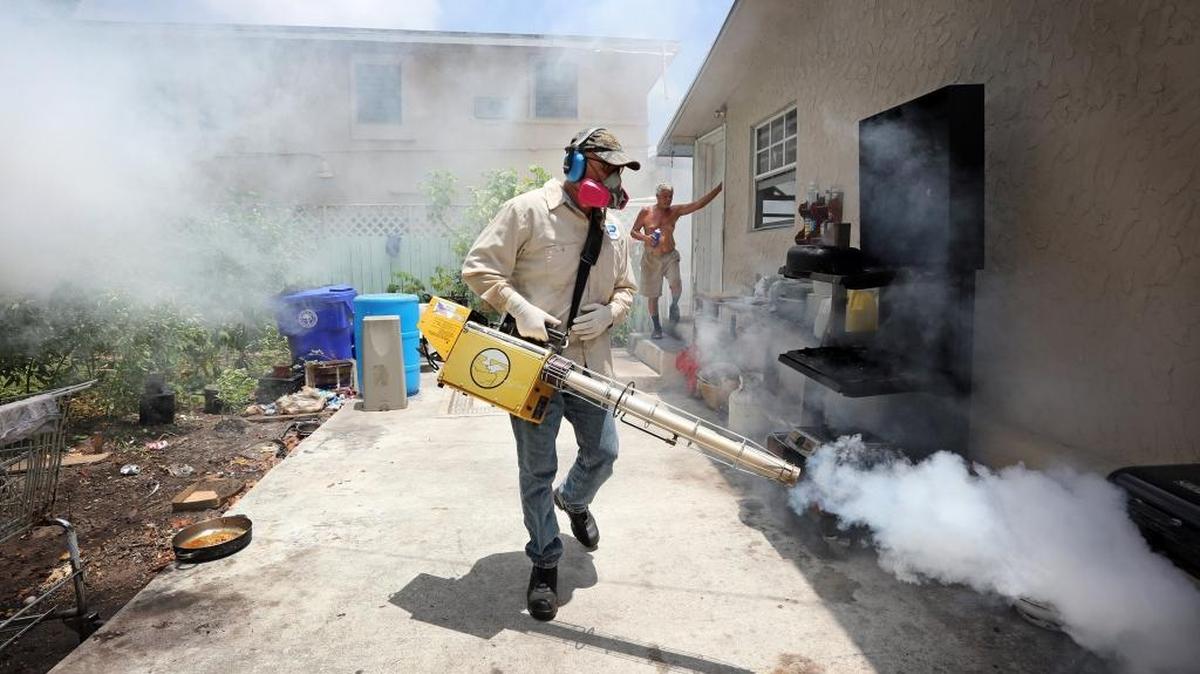 Carlos Varas, un inspector de control de mosquito del Condado Miami-Dade, fumiga en agosto en la zona de Wynwood.