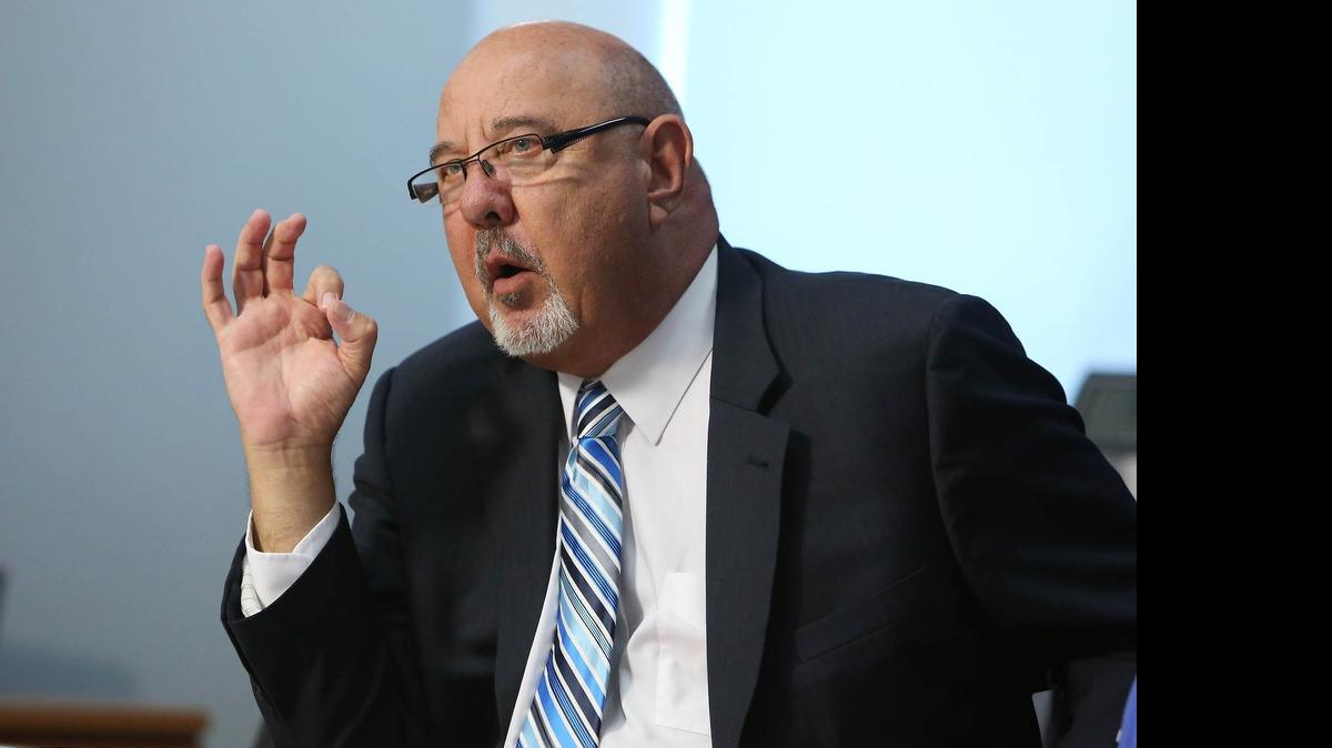 
Jack Stephens, director ejecutivo del Tri-Rail, durante su comparecencia ante las juntas editoriales de el Nuevo Herald y el Miami Herald, este martes 23 de junio.


