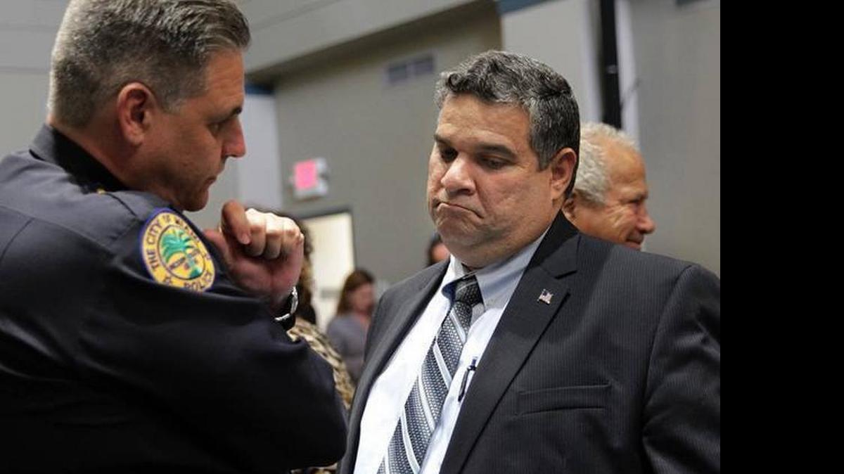 
El jefe de la Policía de Miami, Rodolfo Llanes (izq.) conversa con el administrador de la ciudad, Daniel Alfonso.
