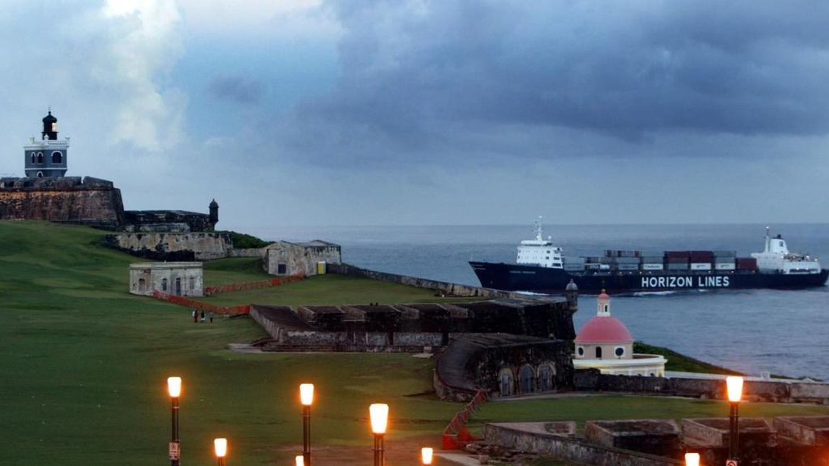 Un barco carguero se aproxima al puerto de San Juan pasando junto al Castillo de San Felipe del Morro en el viejo San Juan, la capital original de Puerto Rico.