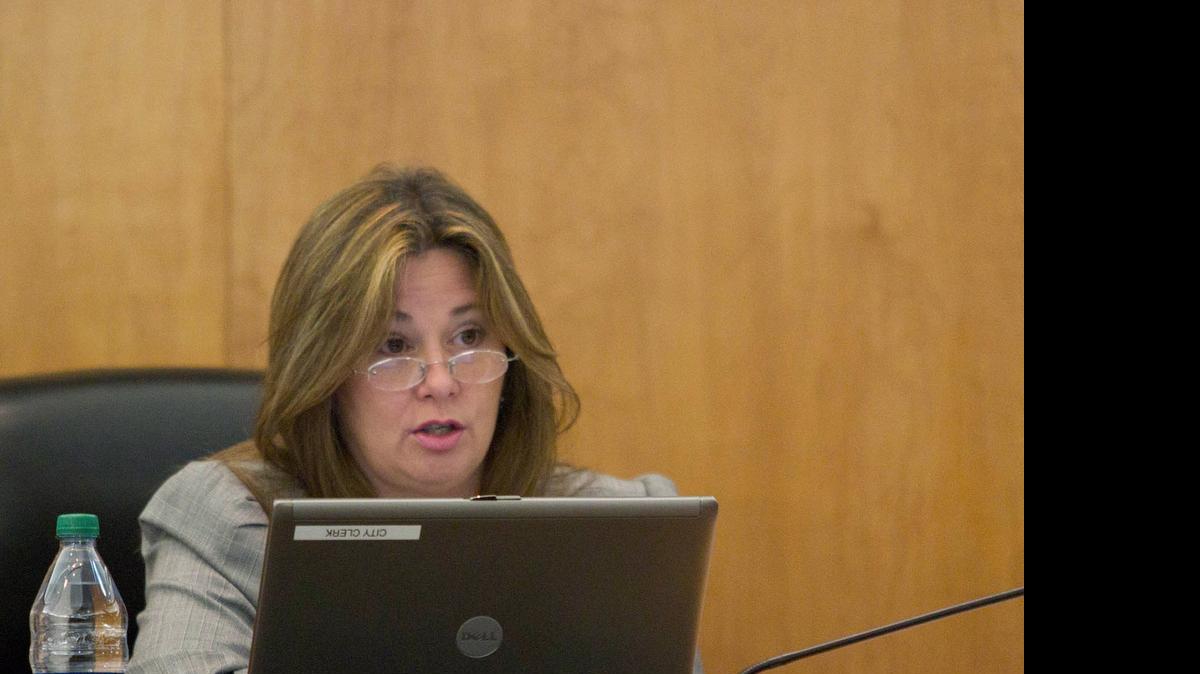 
Vivian Casals-Muñoz durante una sesion en agosto pasado. La concejal está siendo acusada de vender su voto por cambiar su de idea a última hora.
