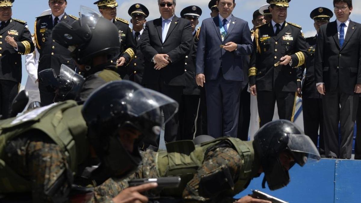 El presidente guatemalteco Jimmy Morales (tercero a la derecha) asiste al desfile militar por el Día del Ejercito, el domingo en la capital.