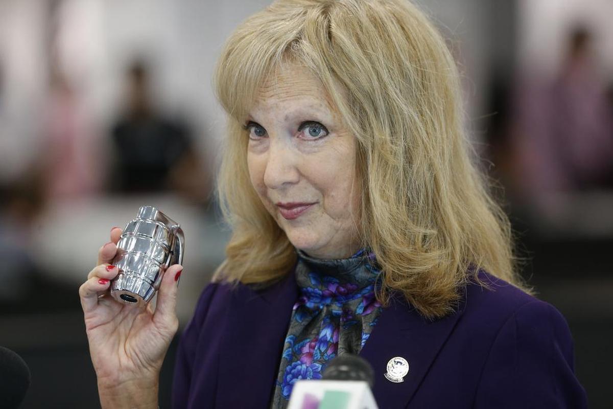 Sari Koshetz, vocera del TSA, muestra una granada decorativa que fue decomisada en el Aeropuerto Internacional de Miami.