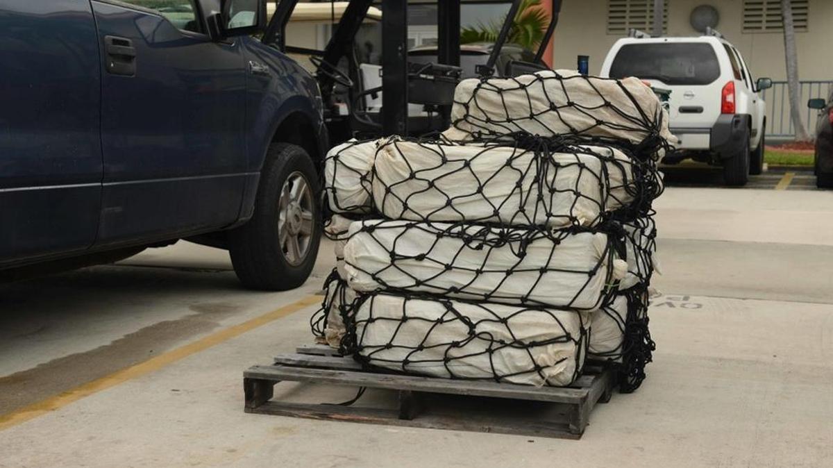 Vista de los fardos que contienen los 350 kilos de cocaína incautados a los cinco tripulantes detenidos cerca de Bonaire, en el Caribe en una lancha rápida.