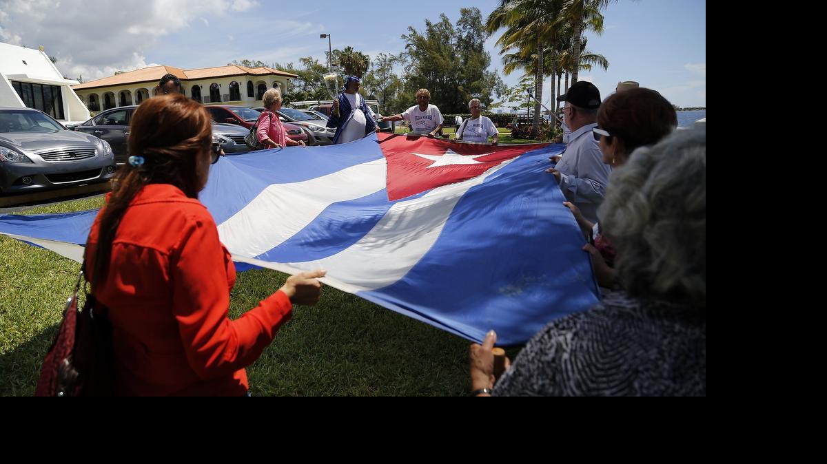 
Miembros de la Vigilia Mambisa se reunieron este lunes en el Momumento Cubano, en la esquina de la Calle Flagler y la Avenida 17, y luego procedieron hacia la Ermita de La Caridad para recordar a quienes murieron cuando el gobierno cubano hundió al Remolcador 13 de Marzo, la cual iba llena de hombres, mujeres y niños que intentaban abandonar la isla. Hoy se cumple el 21 aniversario de la tragedia. Una replica del bote fue instalada en el momumento. 

