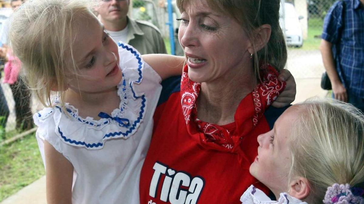 La estadounidense Chere Lyn Tomayko con sus dos hijas nacidas en Costa Rica, después de recibir asilo en San José, en el 2008. Tomayko, era buscada por el FBI bajo cargos de secuestro de sus hijas.