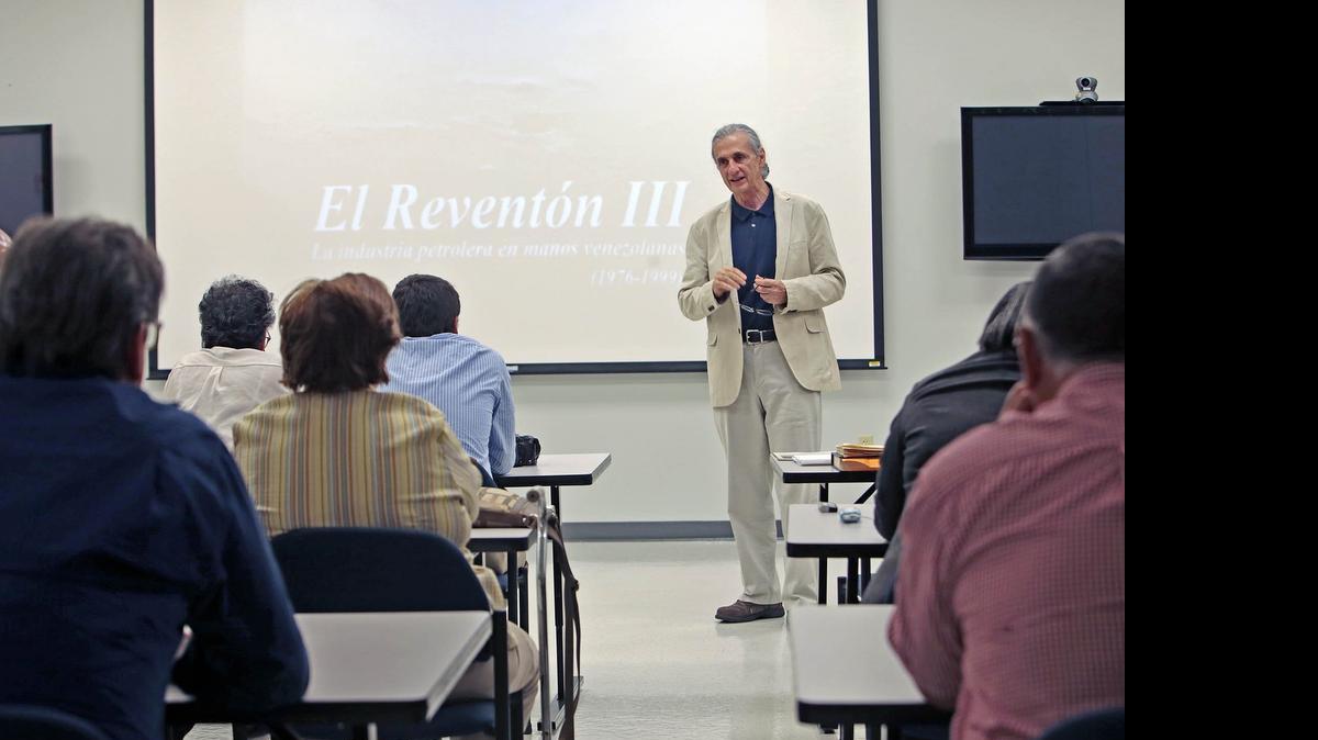 
El cineasta Carlos Oteyza charla con la audiencia sobre su más reciente documental sobre la industria petrolera venezolana, “El reventón III”, que fue mostrado el jueves en Miramar.
