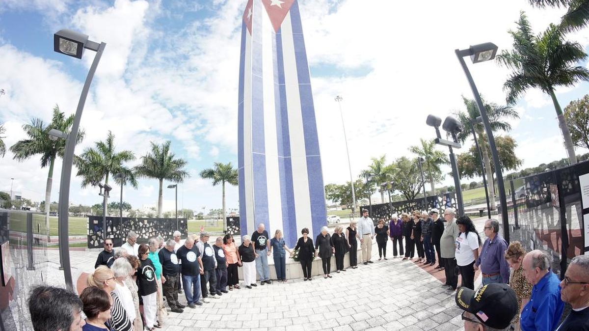 Organizaciones del exilio y representantes de la oposición interna en Cuba participaron el lunes en un acto en homenaje a los “mártires y víctimas de la dictadura castrista” en el Monumento del Memorial Cubano, inaugurado hace exactamente dos años y en el que están inscritos los nombres de unos 10,000 hombres, mujeres y niños.