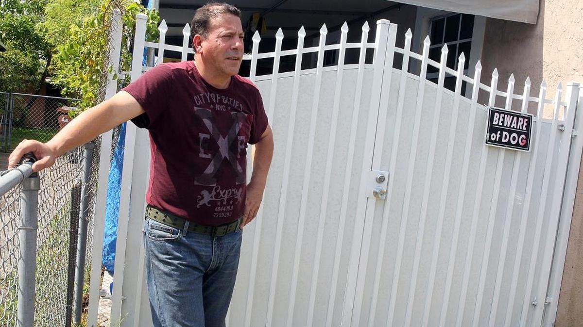 Hugo Ramos, residente de Hialeah, cerca de la puerta donde su moto acuática fue robada, sin que los delincuentes dejaran ningún rastro.