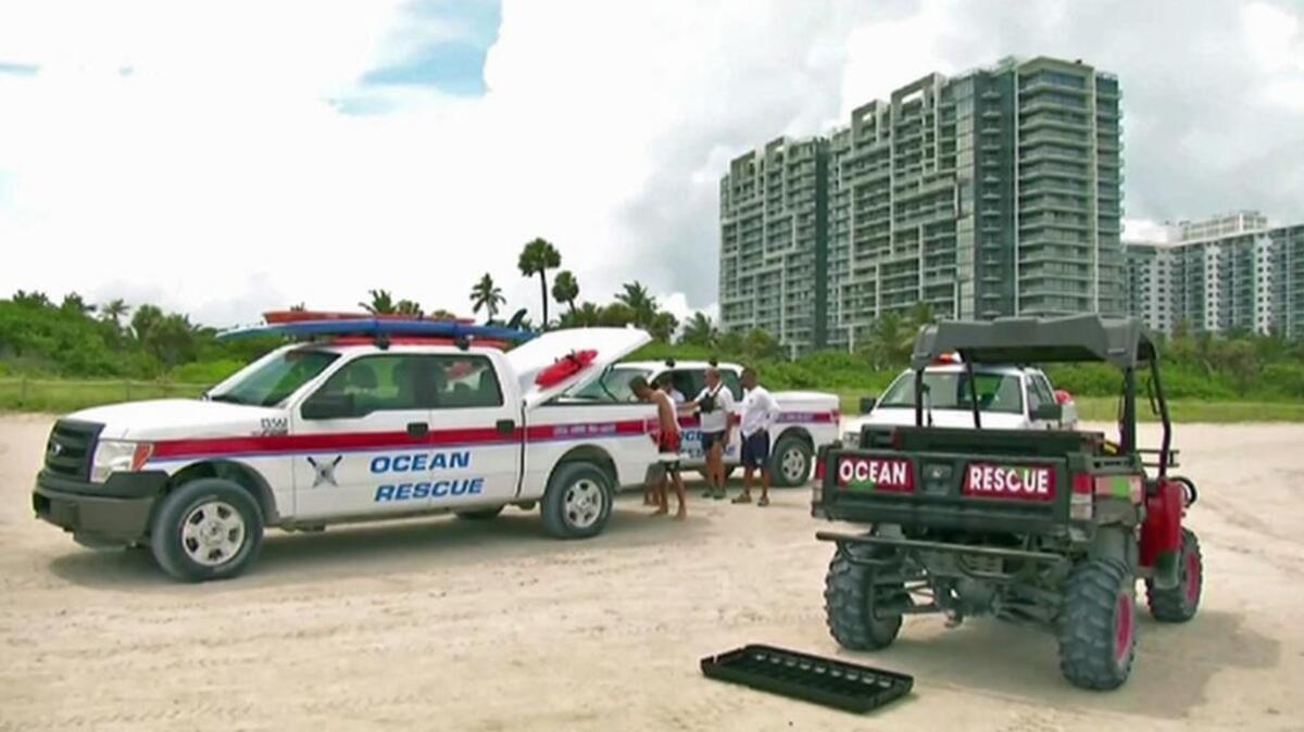 Rescatista de Miami Beach dijeron que un turista de Fort Myers pudo rescatar a su esposa de una corriente de resaca, pero murió en el esfuerzo.