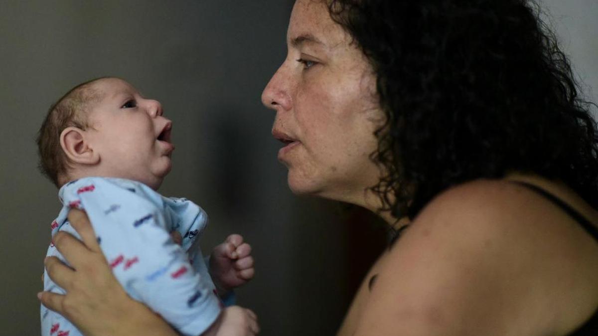Michelle Flandez, residente de Puerto Rico, con su hijo de entonces 2 meses, Inti Pérez, a quien le diagnosticaron microcefalia relacionada con el el virus del Zika, en una imagen de diciembre del 2016.