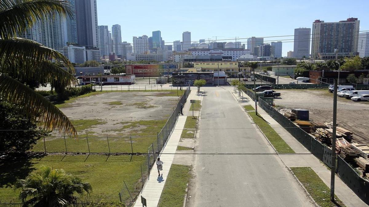 Vista de un lote vacante entre las calles 14 y 15 del NE, justo al oeste de la Primera Avenida, muy cerca del downtown de Miami en enero del 2015.