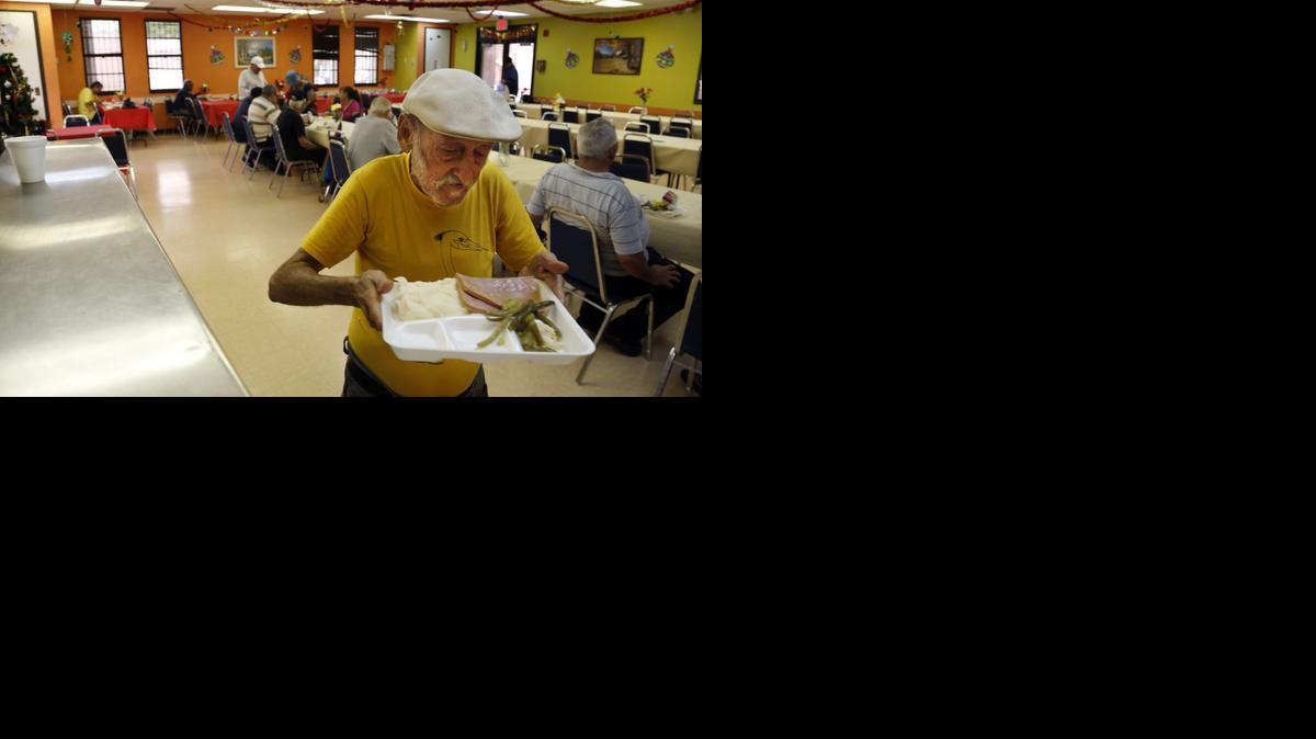
Orelbe Crespo, de 80 años de edad, camina con su almuerzo en el centro ayuda para personas mayores.


