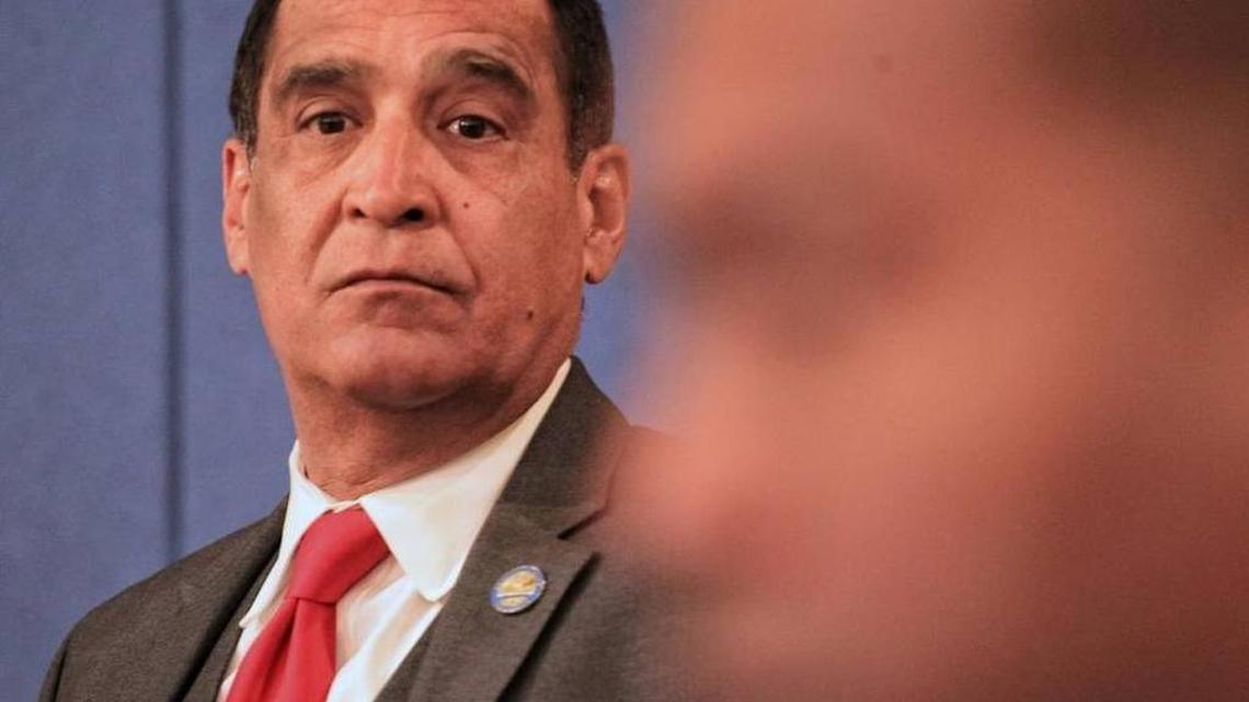 El comisionado del condado Miami-Dade, Joe Martínez, votó el martes en contra del acuerdo de impuestos con Airbnb.