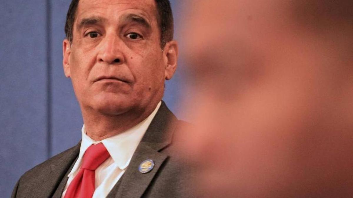 El comisionado del condado Miami-Dade, Joe Martínez, votó el martes en contra del acuerdo de impuestos con Airbnb.