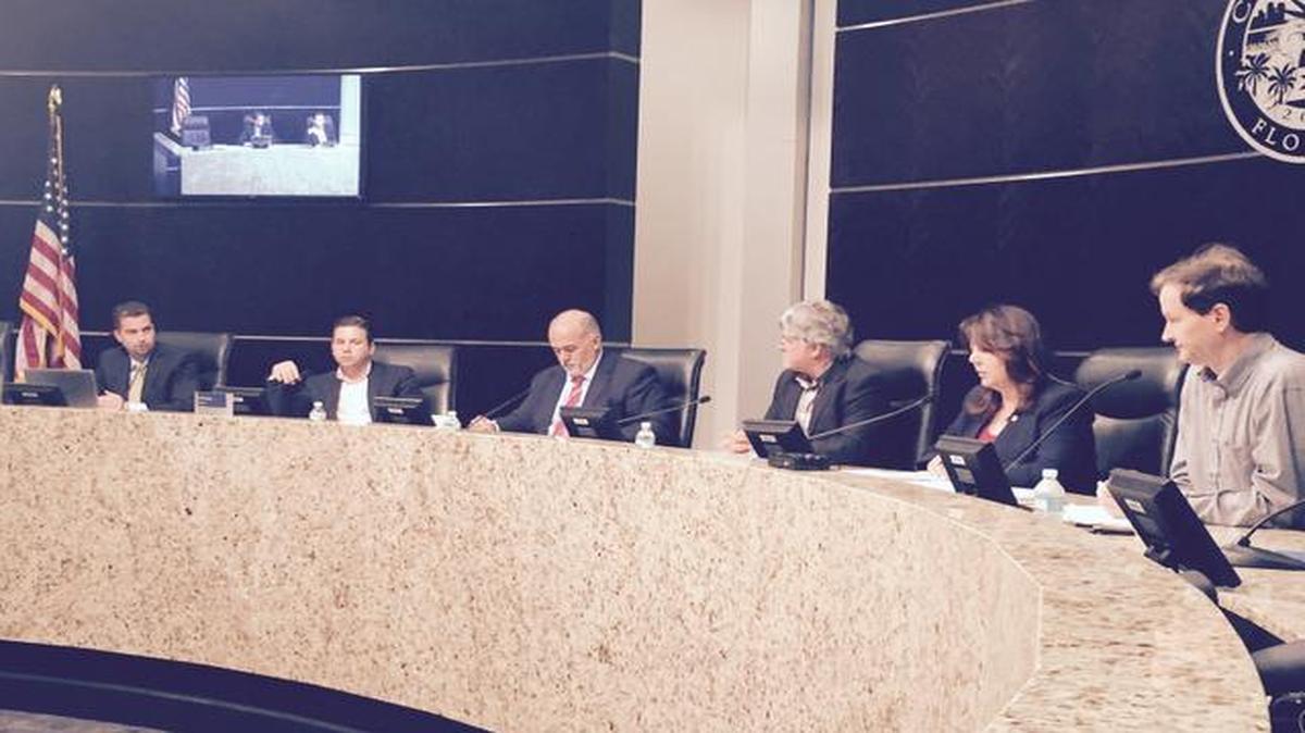 
Miembros de un comité municipal de Doral evalúan a los candidatos que aspiran a asumir la Secretaría Municipal de esa ciudad, durante una audiencia el lunes. 
