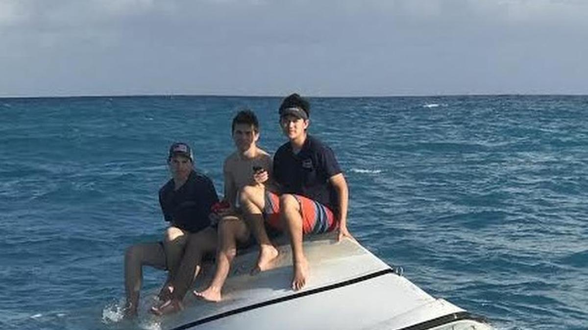 Tres adolescentes de California esperan a que sean rescatados cerca del Cayo Little Torch, en Florida.