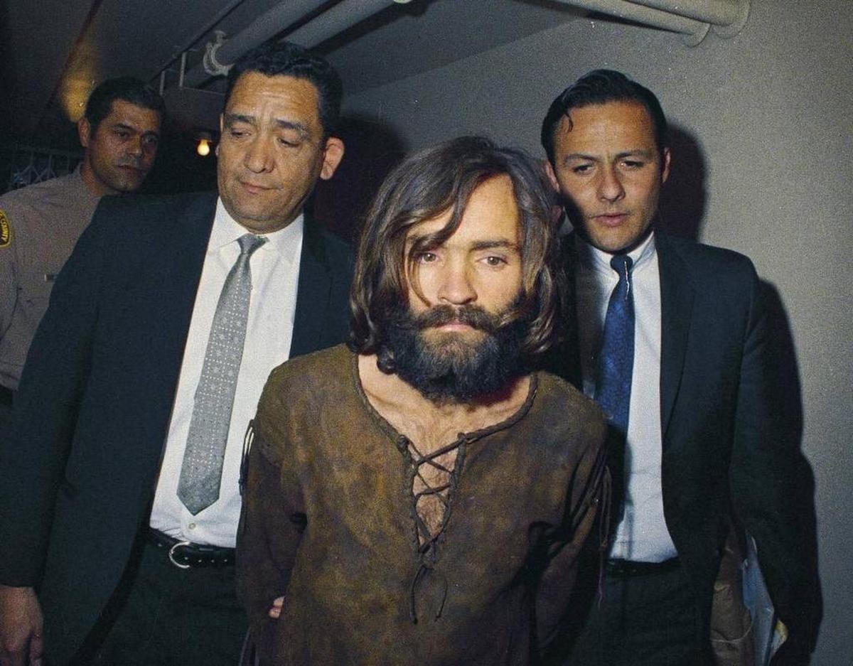 Chales Manson es escoltado a una audiencia de encausamiento en 1969 en relación con el caso de asesinato de Sharon tate. Manson falleció en el 2017 a los 83 años. Durante el tiempo que estuvo preso recibió gran cantidad de cartas y hasta propuestas de matrimonio.