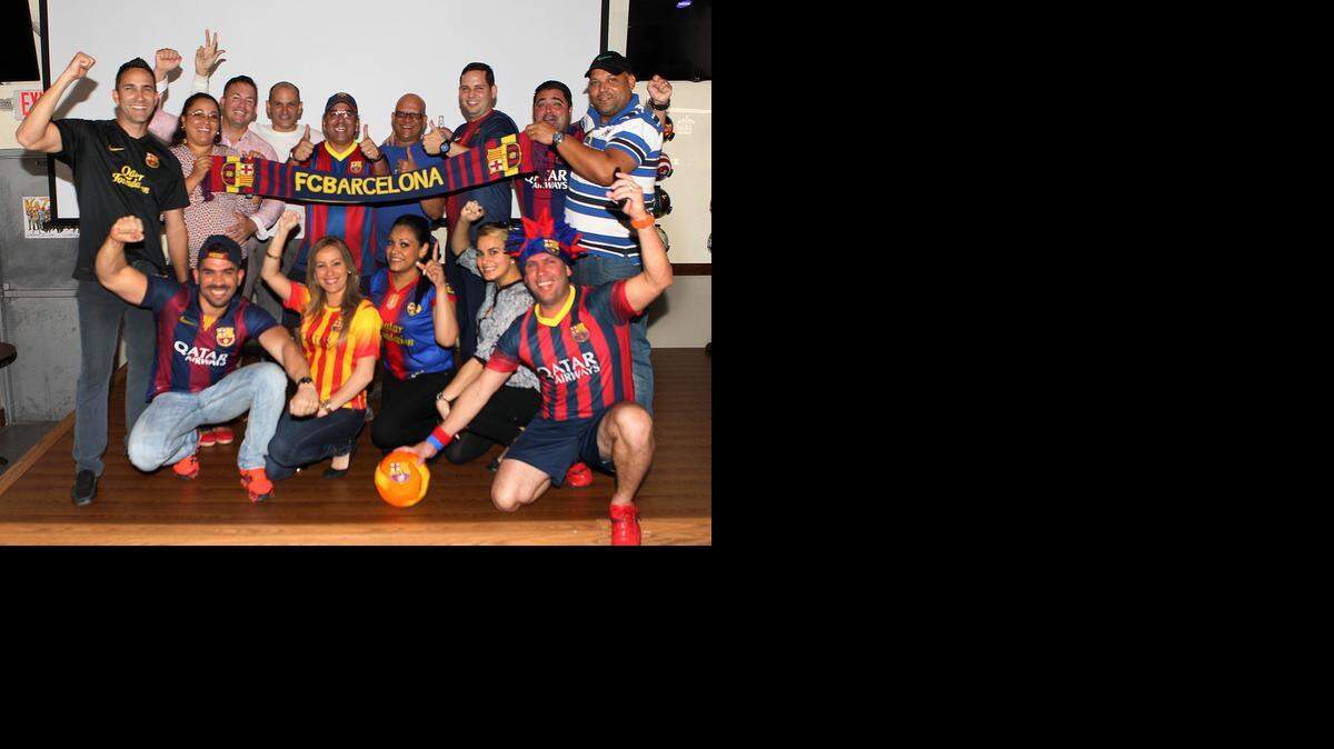 
Fanáticos del Real Barca de Barcelona, España, esperan con ansias el triunfo de su equipo que proximamente se medirá contra el Real Madrid.
