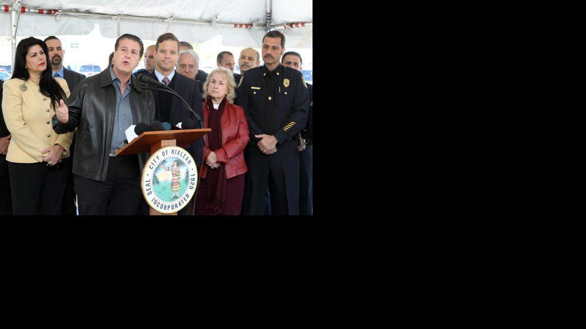 
Carlos Hernández, alcalde de Hialeah, hace el anuncio del Nuevo Centro de Emergencias de Hialeah, junto a Isis García Martínez (izq.), el Vice Gobernador Carlos López-Cantera, Lourdes Lozano y Carl Zogby portavoz de la policía de Hialeah.
