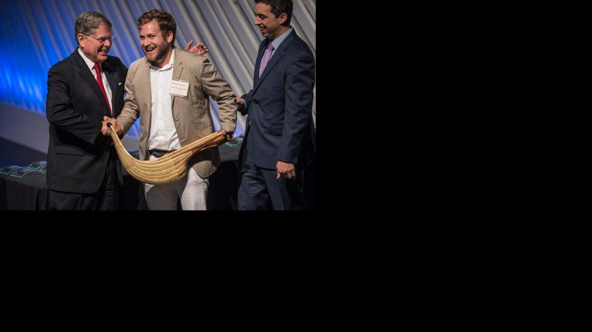 
Scott Cunningham (centro), fundador de Jai-Alai Books, recibe asignación de $40,000 para una casa editorial; con Alberto Ibarguen (izq.) y Matt Haggman, presidente y director de programas de la fundación, respectivamente.


