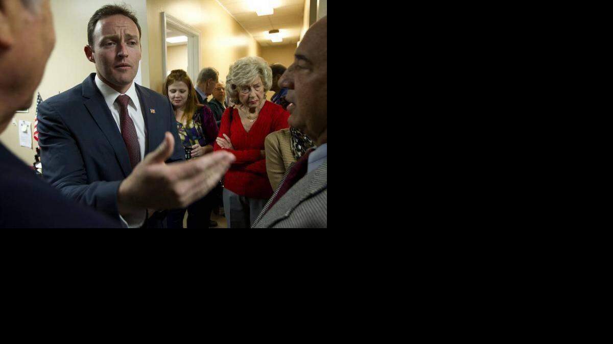 
El congresista de Florida Patrick Murphy, charla con seguidores durante un evento de noviembre de 2012. Él va a optar para el escaño de Marco Rubio.
