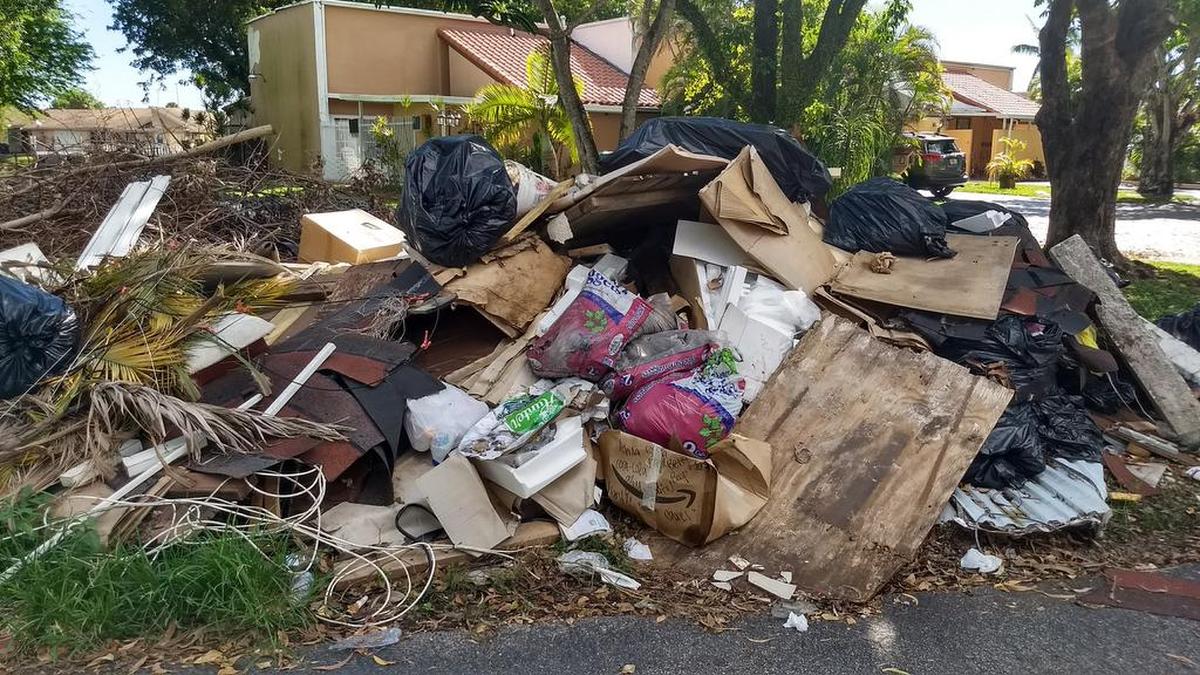 Un montón de desechos en el vecindario de Greenway Lakes, en el suroeste de Miami-Dade. La recogida de escombros se ha demorado porque el Condado Miami-Dade exige a las asociaciones de propietarios en vías privadas que firmen una exención que les permita entrar a recoger los escombros.
