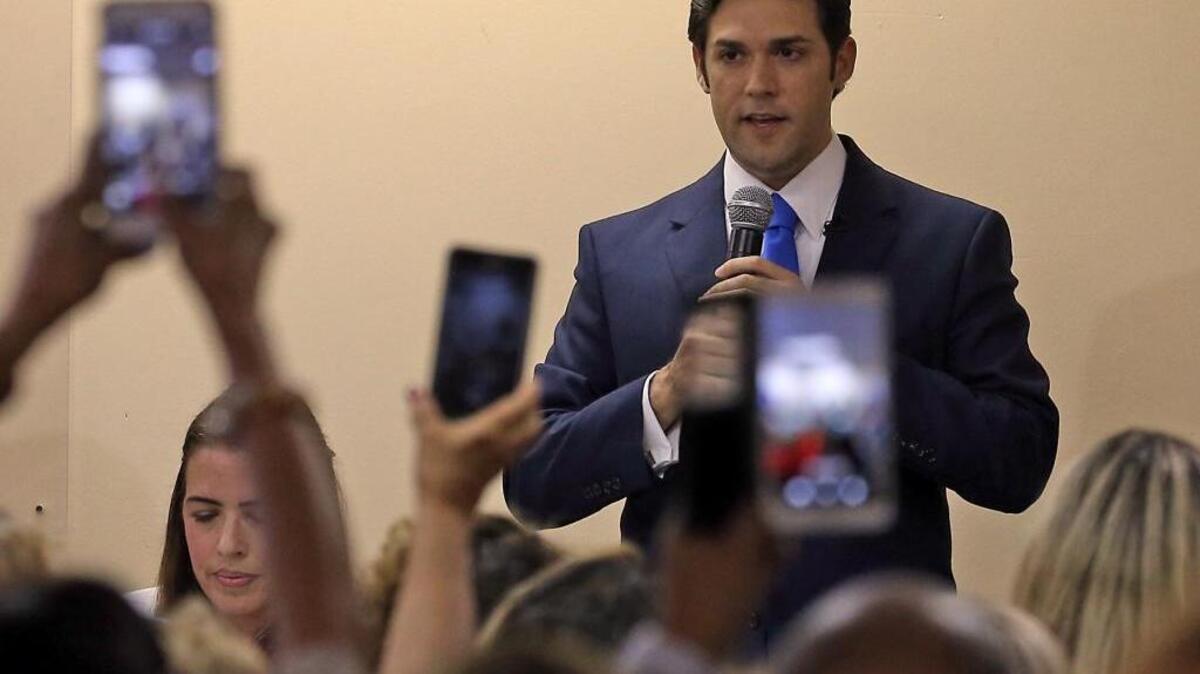 El ex candidato a la alcaldía de Miami-Dade,Alfred Santamaria, participa en un debate el 3 de agosto.