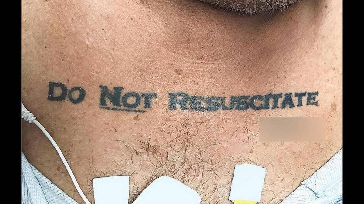 Un ensayo en el prestigioso ‘The New England Journal of Medicine’ incluye esta imagen del tatuaje de un paciente ingresado en el Hospital Jackson Memorial. Dice: “No me resuciten”.