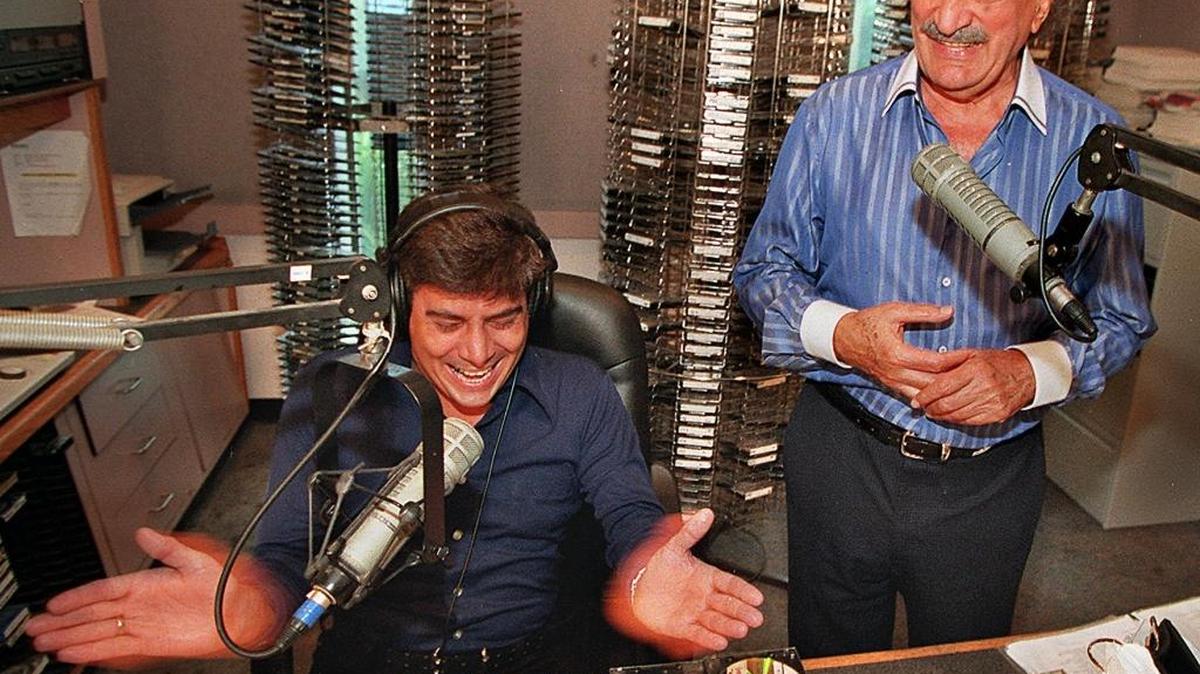 El comediante cubano Guillermo Álvarez Guedes bromea con el DJ Adrián Mesa durante su show de radio. Foto de archivo.