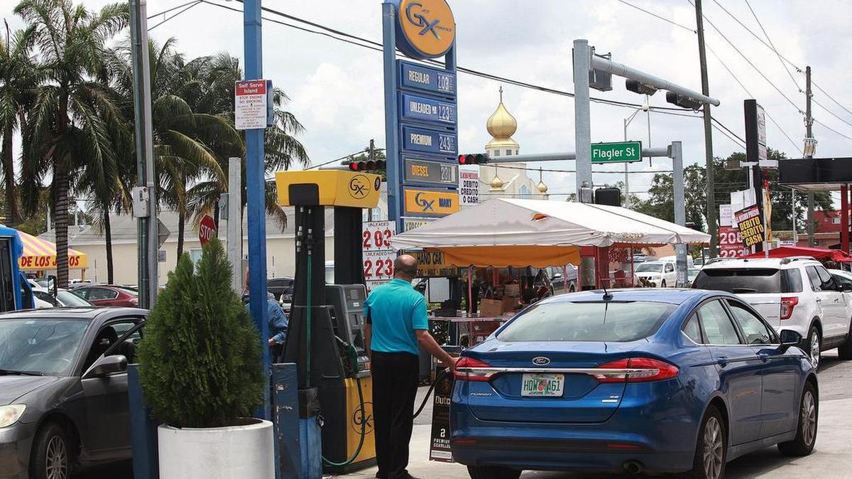 Un hombre pone gasolina en la estación Gas Express, ubicada en 57th Avenue y West Flagler Street, el martes 13 de junio de 2017. La gasolinera está enfrascada en una ‘guerra’ de precios con la estación vecina Rocket Fuel.