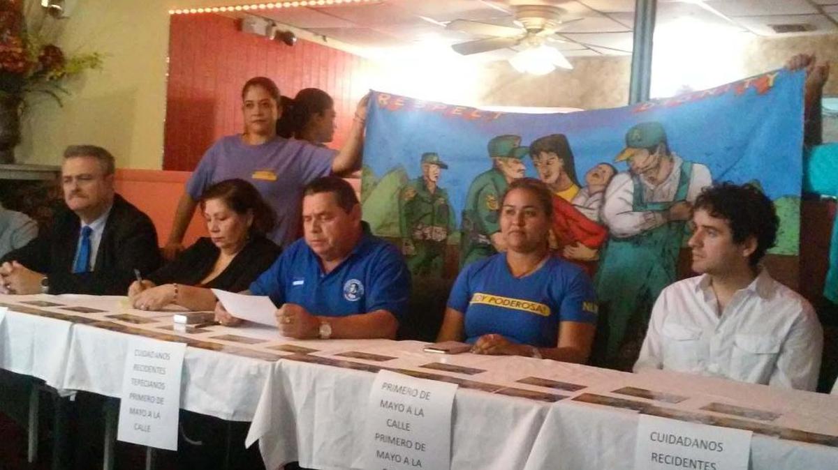 Líderes comunitarios anuncian en conferencia de prensa el miércoles una marcha para el domingo en Miami. De izquierda a derecha sentados en la mesa Benjamin de Yurre, Marlene Pizzati, Francisco Portillo, Dian Alarcon y Thomas Kennedy.