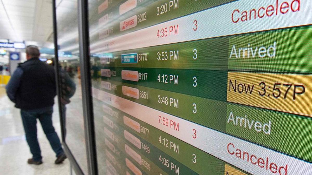 Las cancelaciones, que afectaron a pasajeros varados en los aeropuertos, podrían continuar mañana, de persistir la nieve y las malas condiciones meteorológicas.