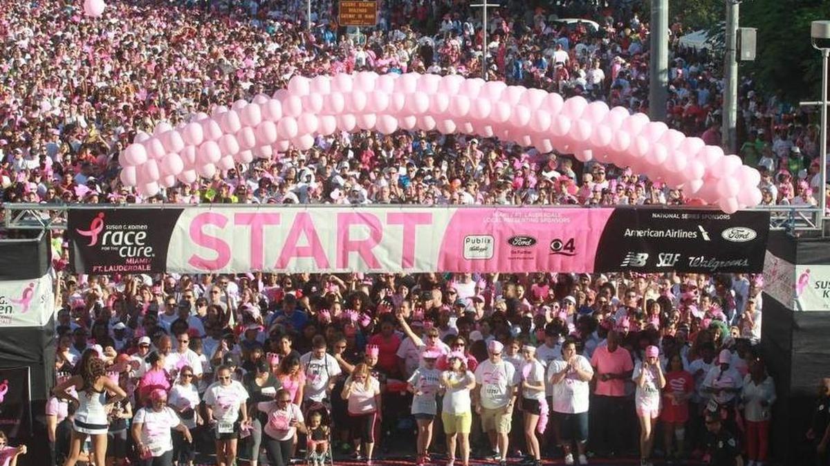 
Miles de personas se disponen a comenzar la Carrera por la Cura Susan G. Komen en downtown Miami, en octubre de 2014. 
