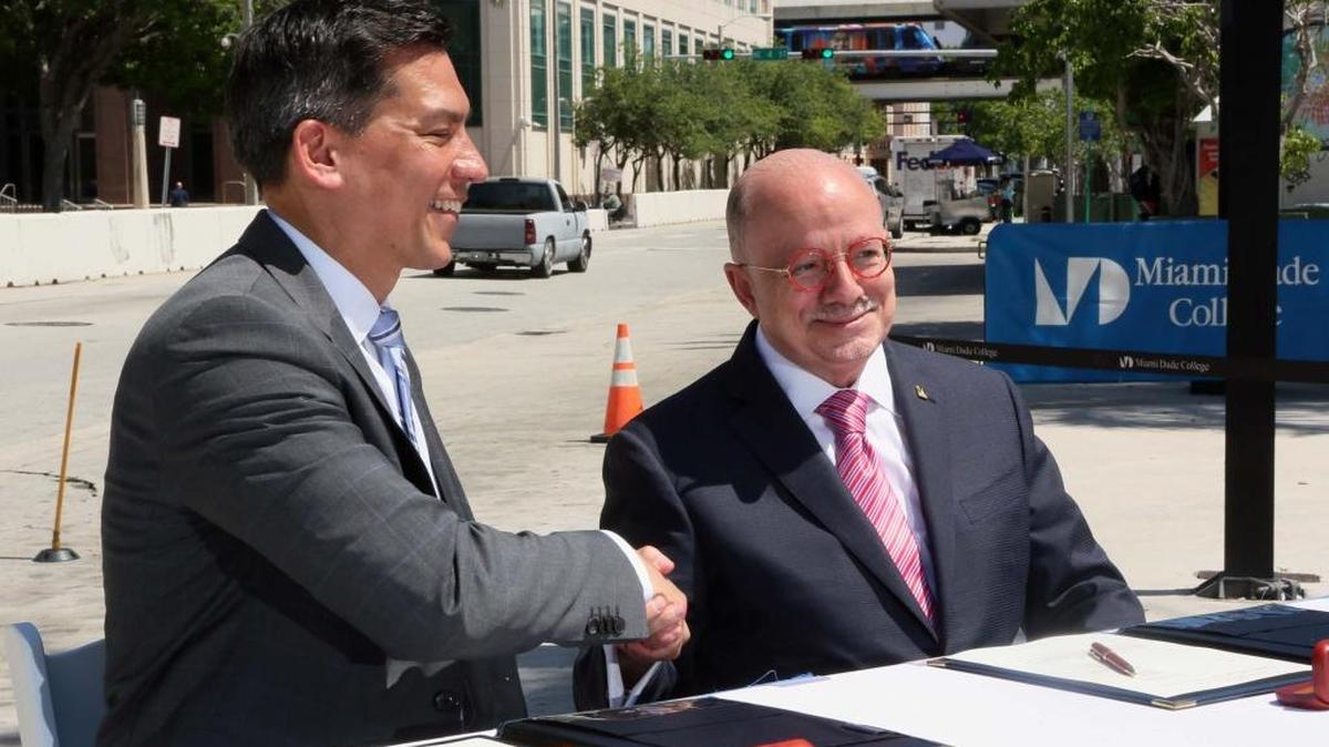 Norman Dong (izq.), comisionado de GSA Public Building Services, y Eduardo Padron, presidente del Miami-Dade College, durante la ceremonia de la firma del contrato de arrendamiento por 115 años del histórico Edificio Dyer, en el downtown de Miami, el jueves.