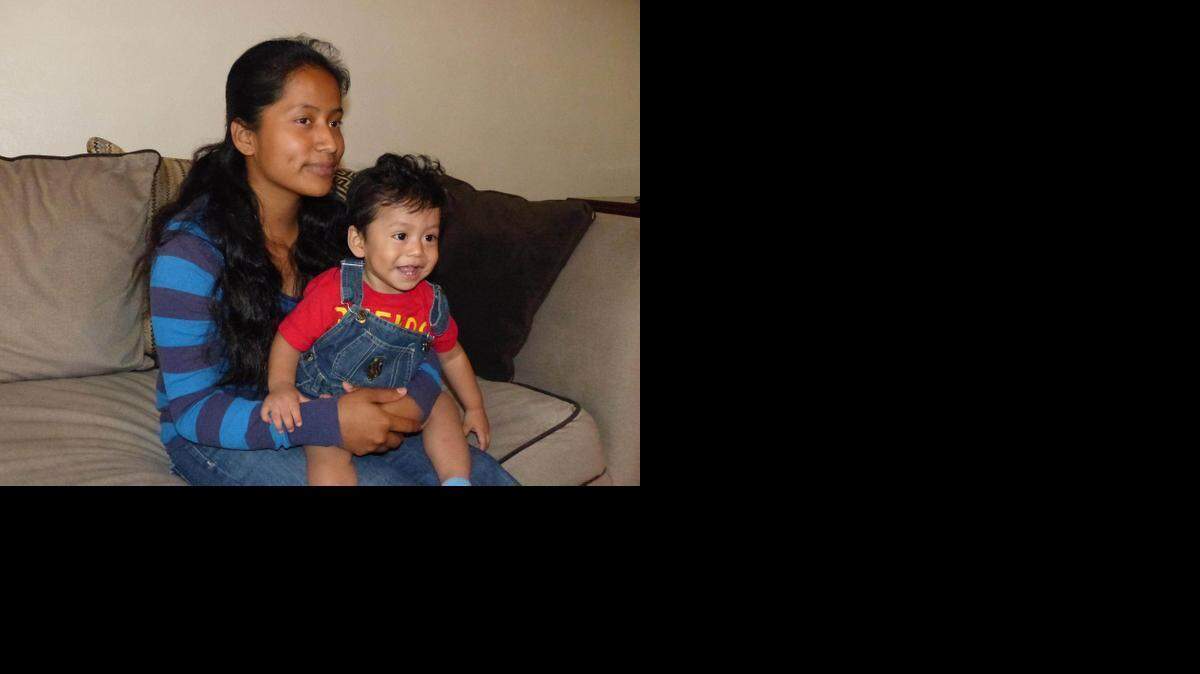
Gloria Carrada con su hijo Kaiden Vizueth (1) y su familia de Homestead se queja de acoso por parte de los agentes de DHS que hicieron una redada en su casa para buscar un tio indocumentado que no vive allí. Foto tomada el jueves, 12 de marzo del 2015.
