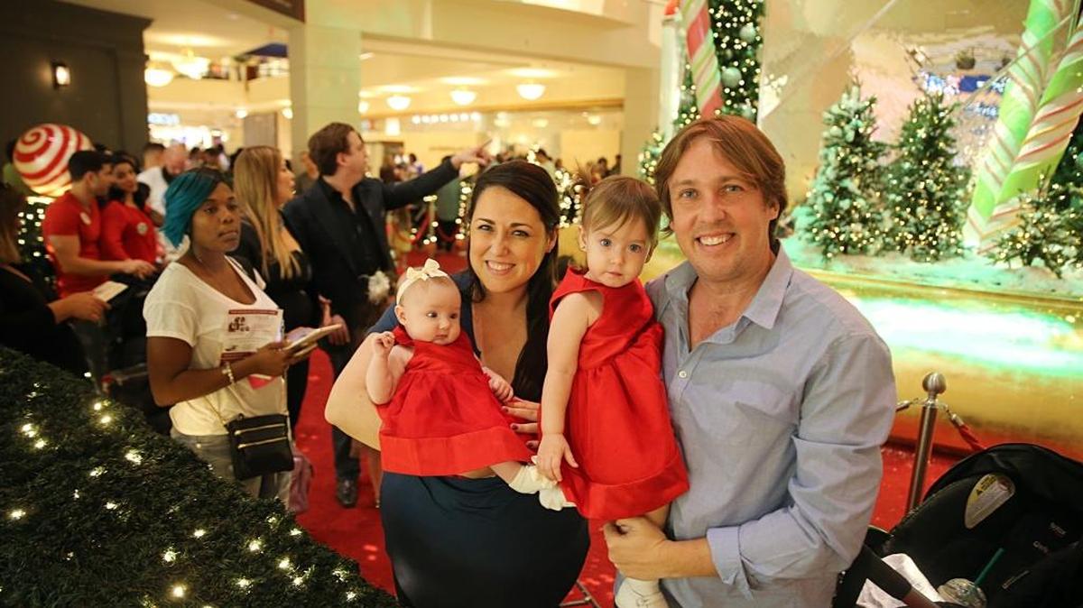 Krystle y Juan Ma Linares con sus hijas Stella (izq.) y Luna estaban entre los compradores que inudaron el viernes el Aventura Mall.