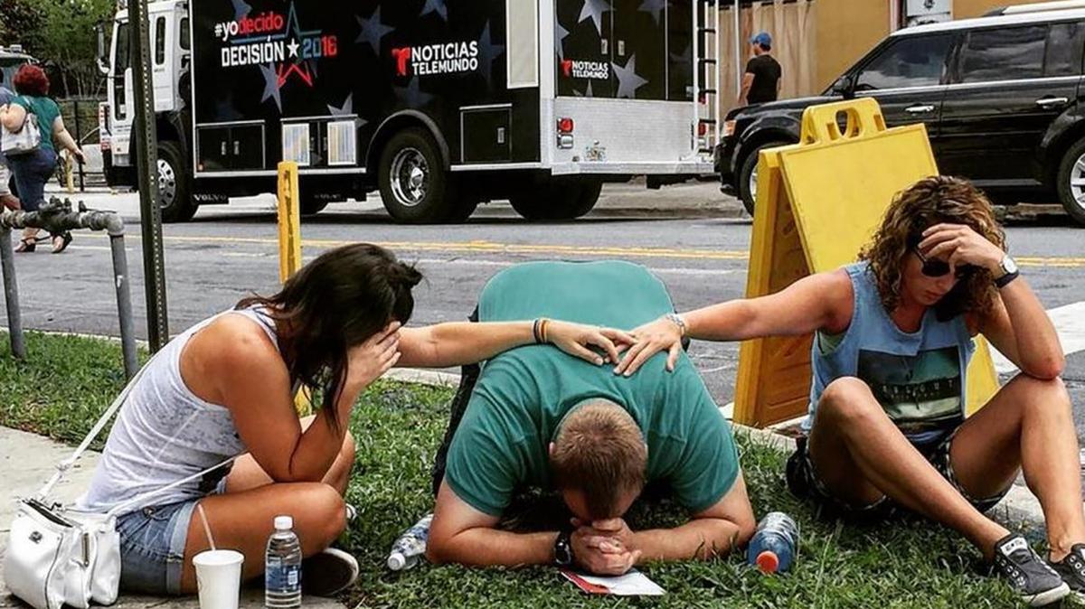 Personas expresan dolor por la masacre en el club nocturno Pulse, en Orlando, el domingo, que dejó al menos 50 muertos y 53 heridos.