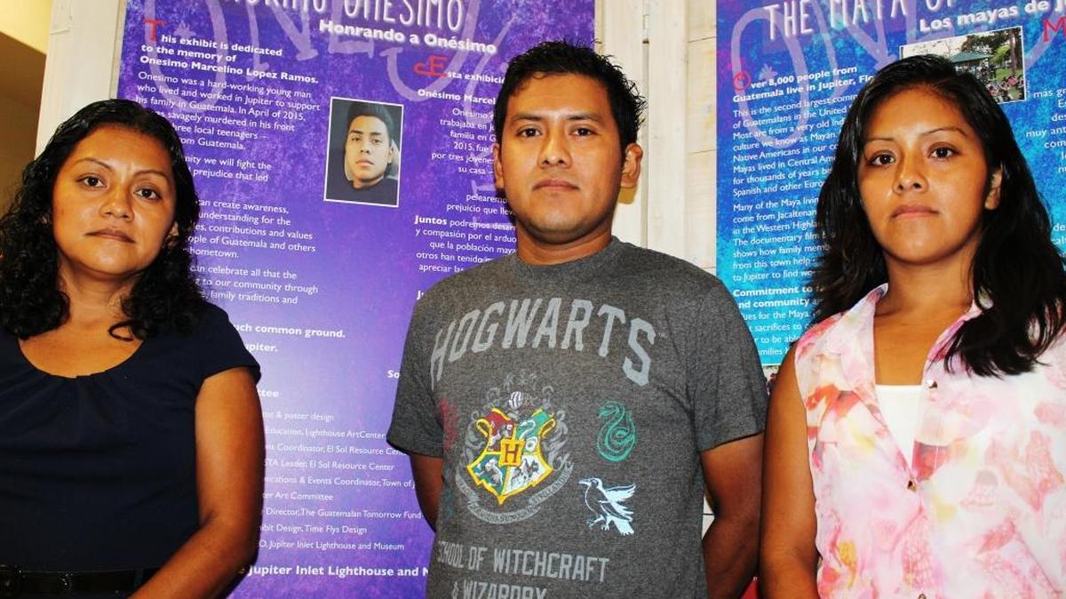
Micaela López (izq.) y sus hermanos Donald y Mauda López, durante el evento en honor a su hermano asesinado, Onésimo Marcelino López Ramos, en el Centro Comunitario de Júpiter el 18 de septiembre.
