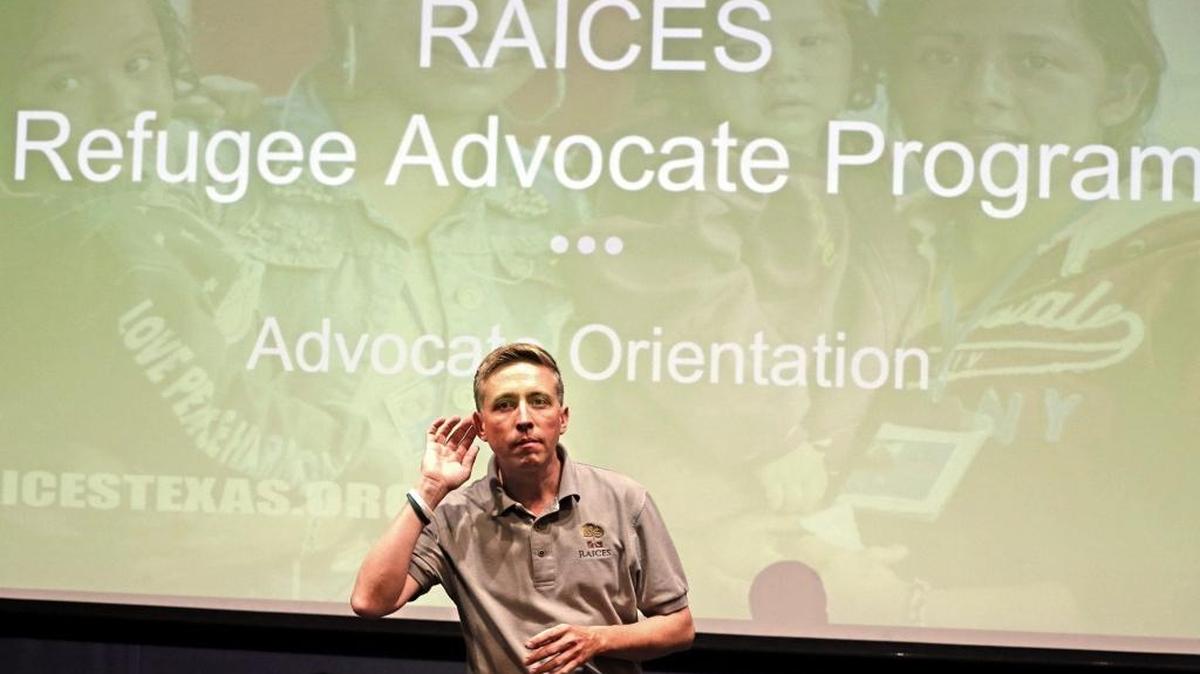 Jonthan Ryan, de RAICES, habla con voluntarios en FIU a finales de junio con el objetivo de buscar interesados que quieran ayudar a familias inmigrantes refugiados en Miami-Dade