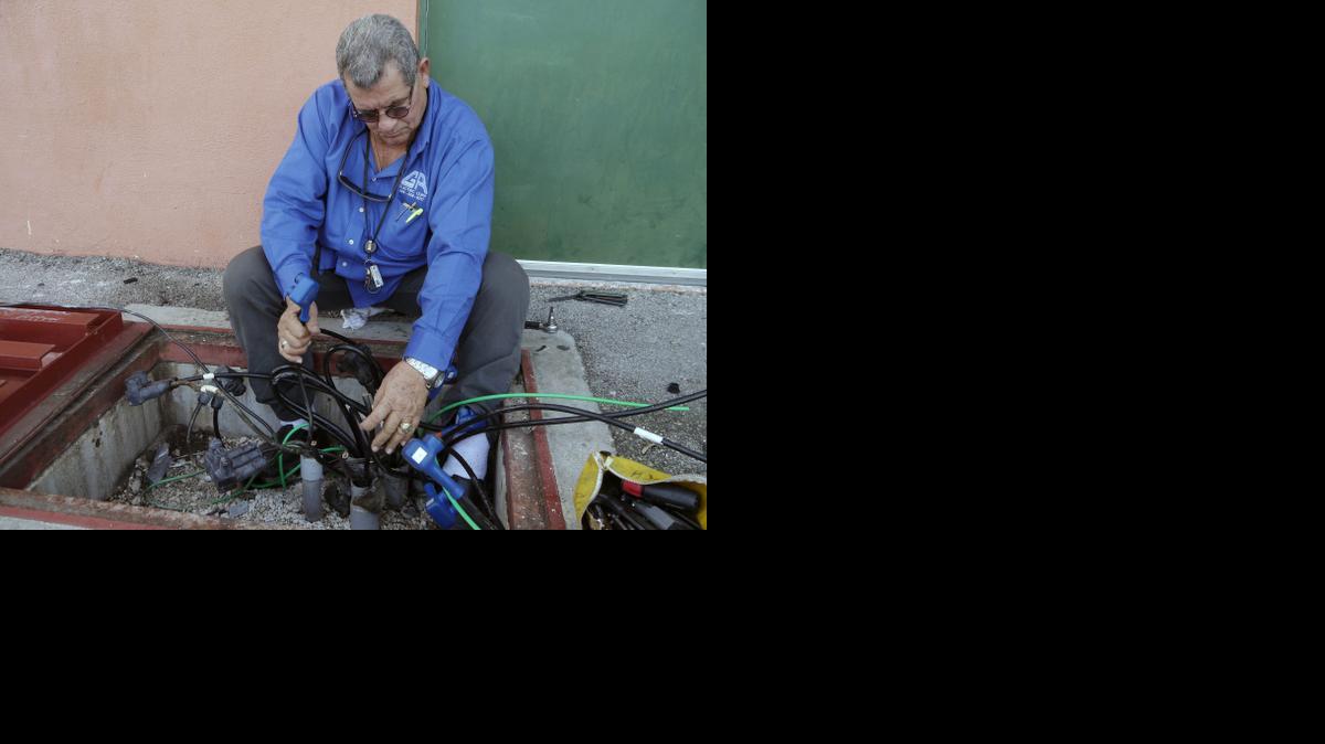 
Gonzalo Planas, dueño de la Compañia GR Electric, señala una de las cajas eléctricas del complejo deportivo de Milander Park, en Hialeah, que fue vandalizada este jueves.



