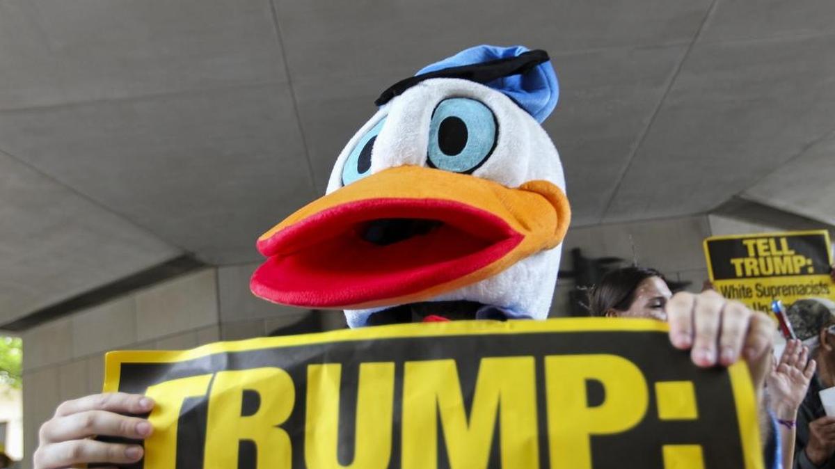 Thomas Kennedy, un argentino de 25 años, que se disfrazó del Pato Donald f votó por primera vez después de pasar 16 años indocumentado.