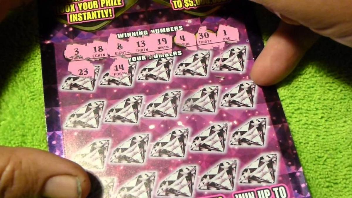 El Flamingo Multiplier cuesta $20. Los participantes tienen 20 oportunidades para pegarle a alguno de los ocho números ganadores. De acertar alguno, luego se raspa debajo de la cifra para revelar el premio.