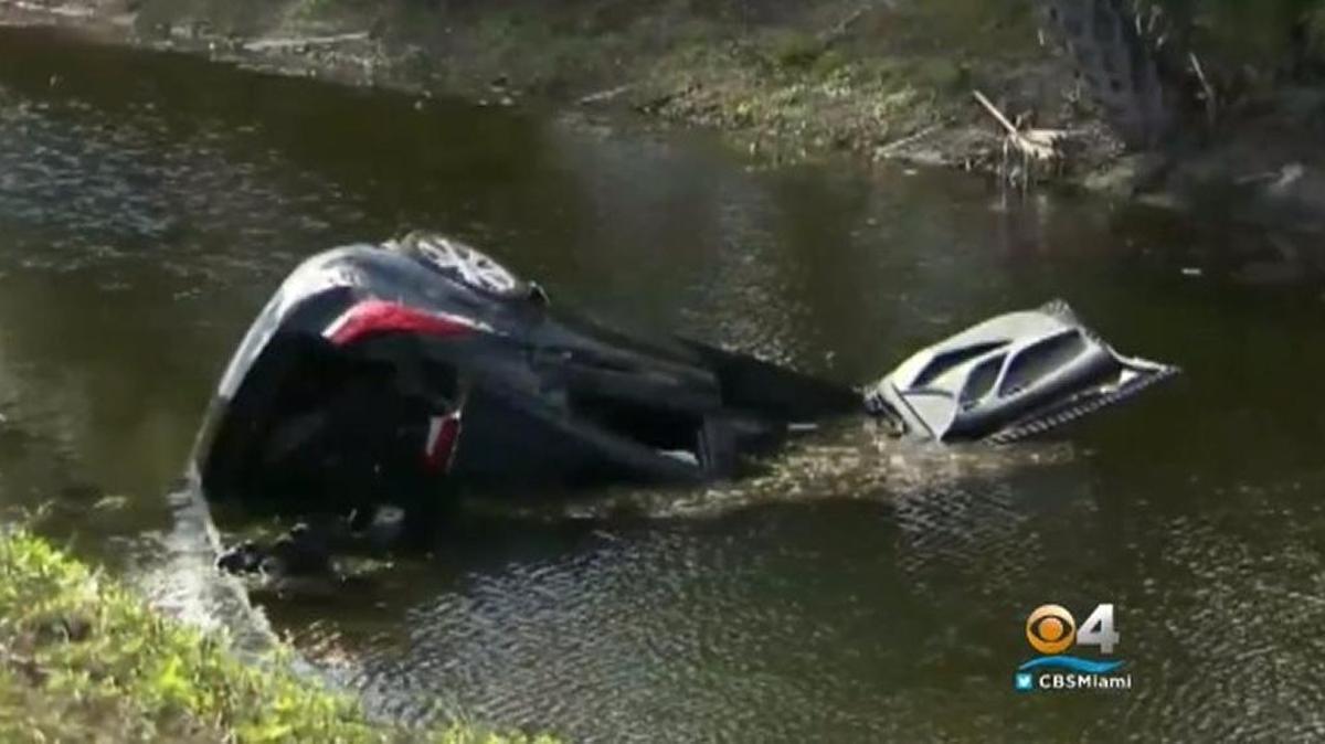 El automóvil Hyndai Elantra quedó parcialmente debajo del agua, con sus pasajeros atrapados dentro.