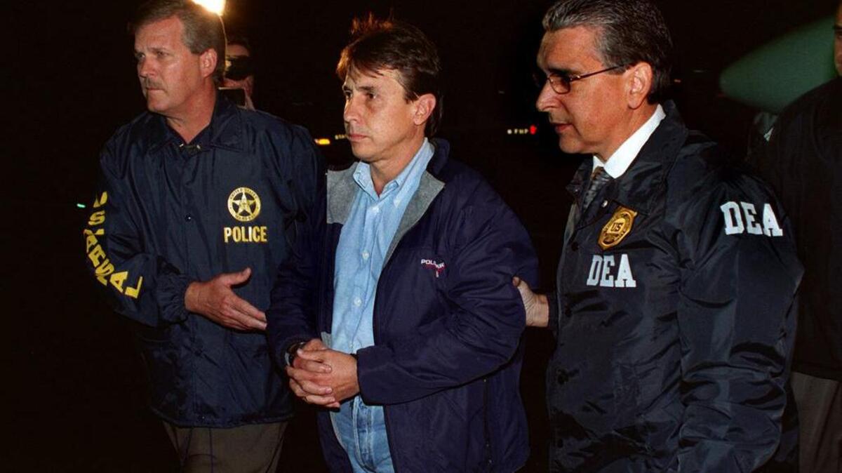 Agentes federales custodian a Fabio Ochoa en el momento de llegar al Aeropuerto internacional de Miami extraditado por el gobierno de Colombia en el 2006.