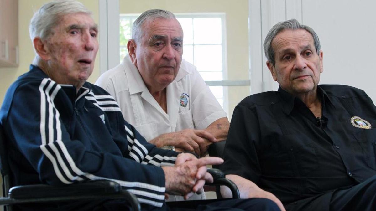 Los brigadistas Luis Posada Carriles (izq.), Esteban Bovo y Félix Ismael Rodríguez, veteranos de la Brigada de Asalto 2506, durante la inauguración del Museo de la Brigada en Hialeah Gardens el sábado.