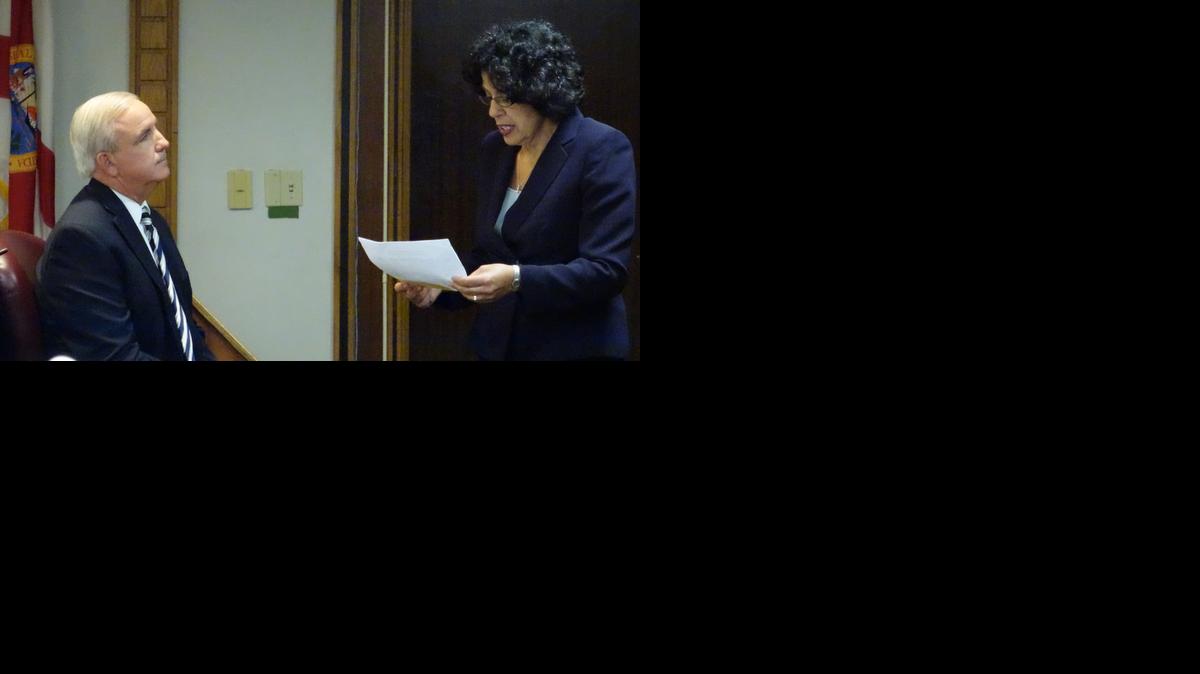 
El alcalde de Miami-Dade, Carlos Giménez, responde el miércoles a las preguntas de la fiscal Isis Pérez en el juicio por corrupción contra Steven Bateman en Homestead.
