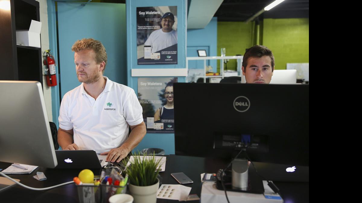 
Etienne Gillard, co fundador de Waleteros, y su vice presidente de desarrollo de negocios, Antonio Talledo, trabajando en el espacio de oficina de Ventura Hive el pasado 8 de julio.


