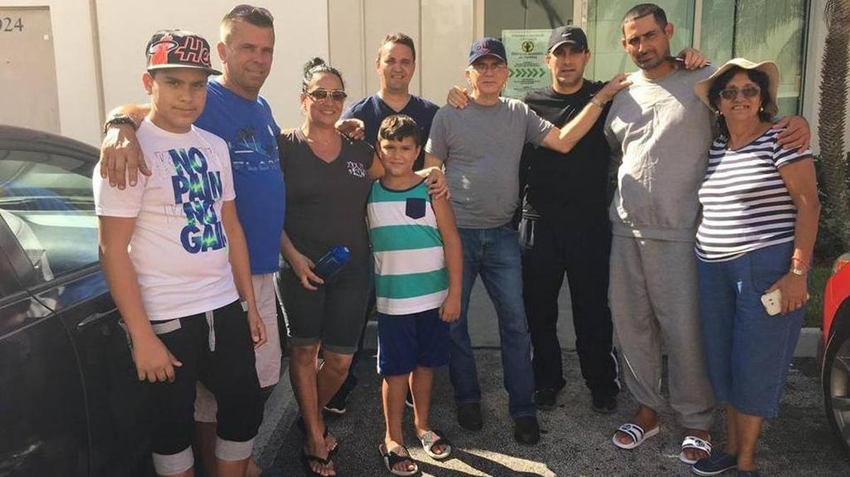 El balsero Isvanis Cabrero, segundo de la derecha, el sábado junto a su familia en la puerta de Church World Services de Doral.