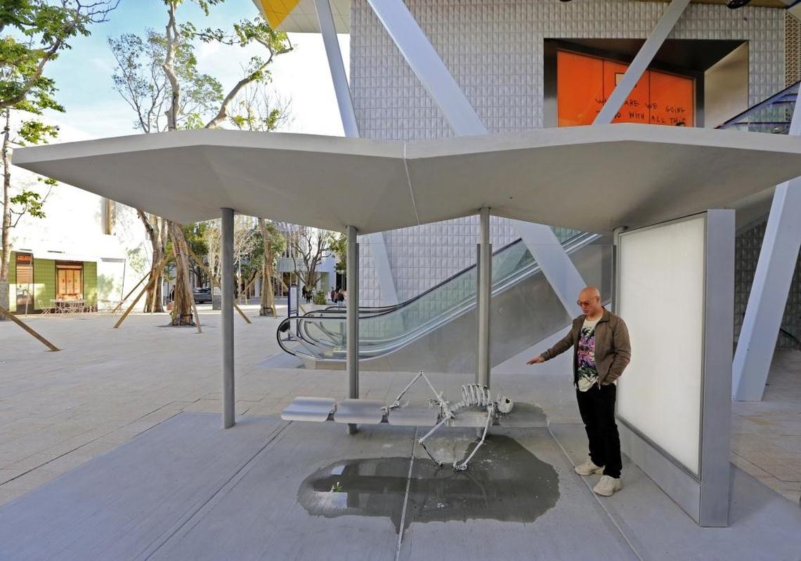 Craig Robins, presidente de DACRA, observa una muestra del Urs Fischer mientras pasea por el Design District.